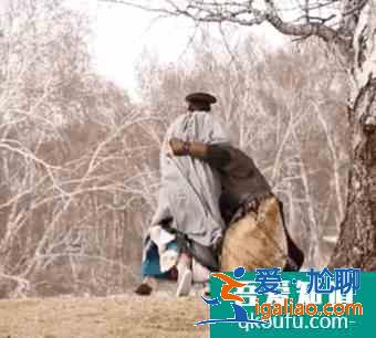 不说谎恋人：桌咚吻花絮，辛云来太憨，被梁洁怼：你在搬一头猪？
