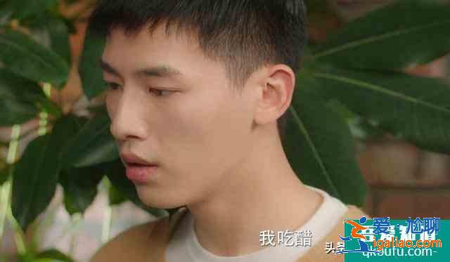 不说谎恋人：桌咚吻花絮，辛云来太憨，被梁洁怼：你在搬一头猪？