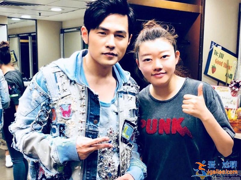 钟丽缇张伦硕周杰伦后台合影 钟丽缇被讽显老态