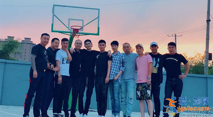 张翰晒与同学聚会 一下子就暴露年龄了