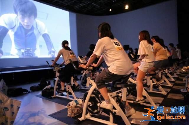 同步率MAX《飙速宅男真人日剧试映会》观众席座位全都是健身车…