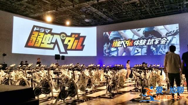 同步率MAX《飙速宅男真人日剧试映会》观众席座位全都是健身车…