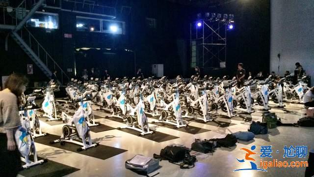 同步率MAX《飙速宅男真人日剧试映会》观众席座位全都是健身车…