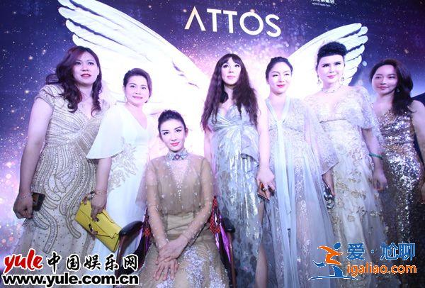 黄奕坐轮椅亮相慈善晚宴 钟丽缇张伦硕合体秀恩爱