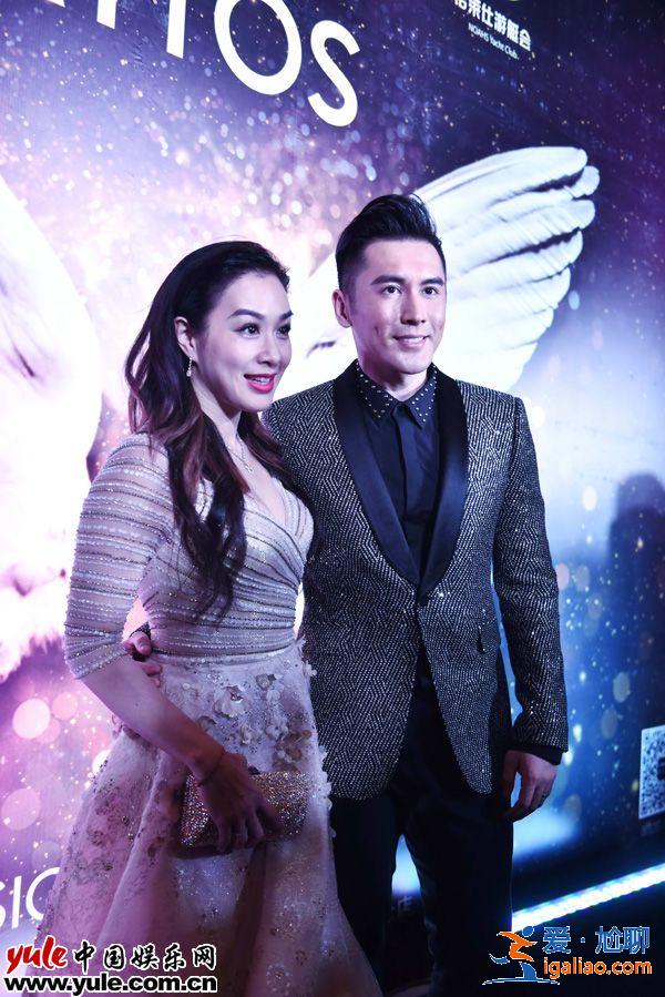 黄奕坐轮椅亮相慈善晚宴 钟丽缇张伦硕合体秀恩爱