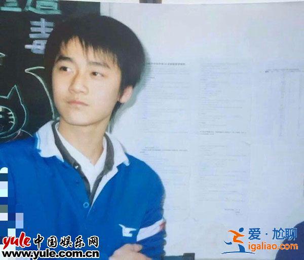 蒋劲夫晒毕业证庆六一  自称从小就“帅到模糊”