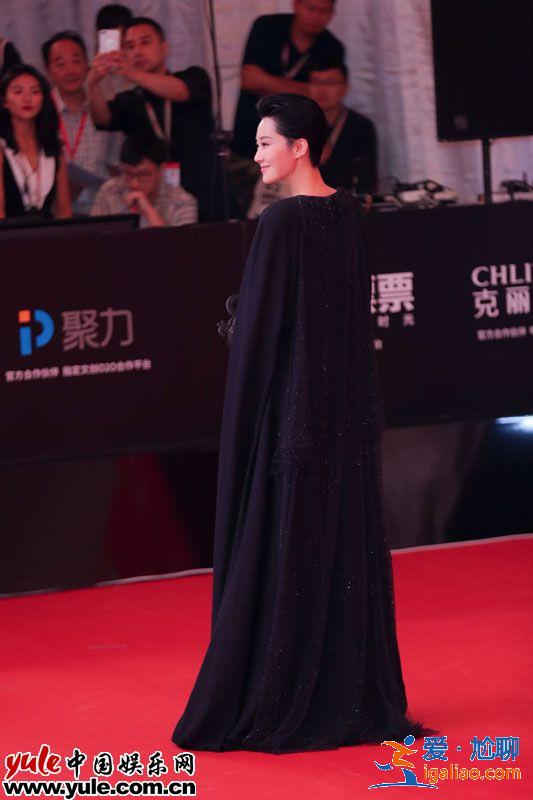 许晴飒气亮相上影节红毯  本届金爵奖唯一女评委气场十足