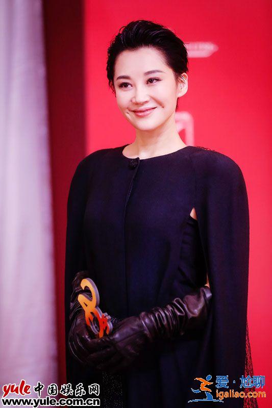 许晴飒气亮相上影节红毯  本届金爵奖唯一女评委气场十足