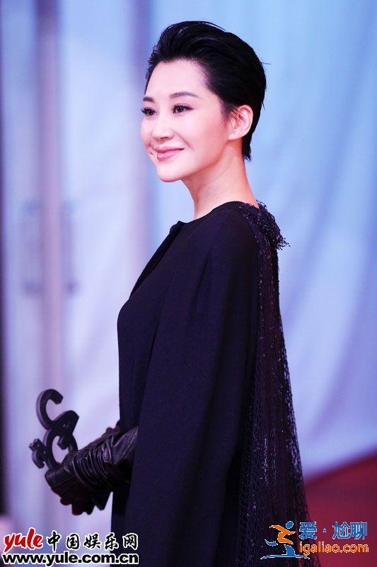 许晴飒气亮相上影节红毯  本届金爵奖唯一女评委气场十足