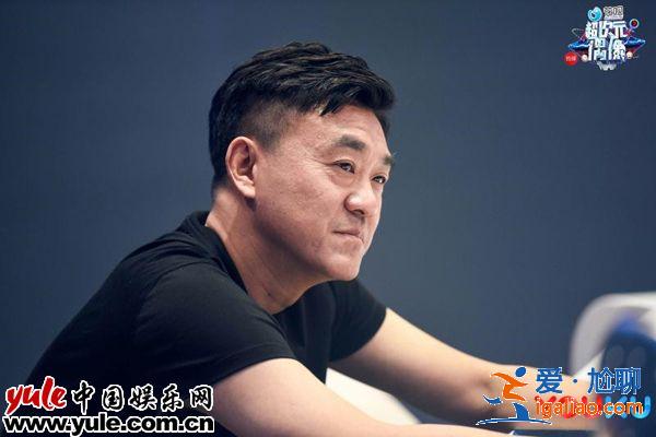王嘉尔邀请何冰开微博 没想到“耿直何”实力圈粉