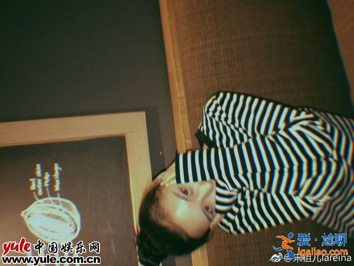 宋祖儿T恤丸子头随性出游 晒照自黑“万年宅”