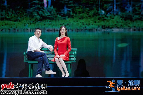 唐嫣受邀参加庆十九大诗歌朗诵会 深情朗诵获现场掌声不断