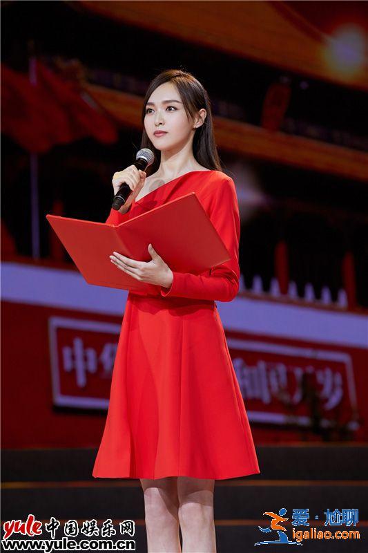 唐嫣受邀参加庆十九大诗歌朗诵会 深情朗诵获现场掌声不断