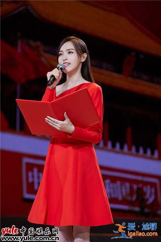 唐嫣受邀参加庆十九大诗歌朗诵会 深情朗诵获现场掌声不断