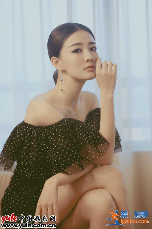 徐璐受邀亮相维密大秀 露香肩秀迷人蝴蝶骨