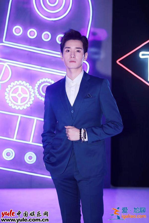 长腿吸睛！何奉天出席黄晓明时装秀绅士又迷人