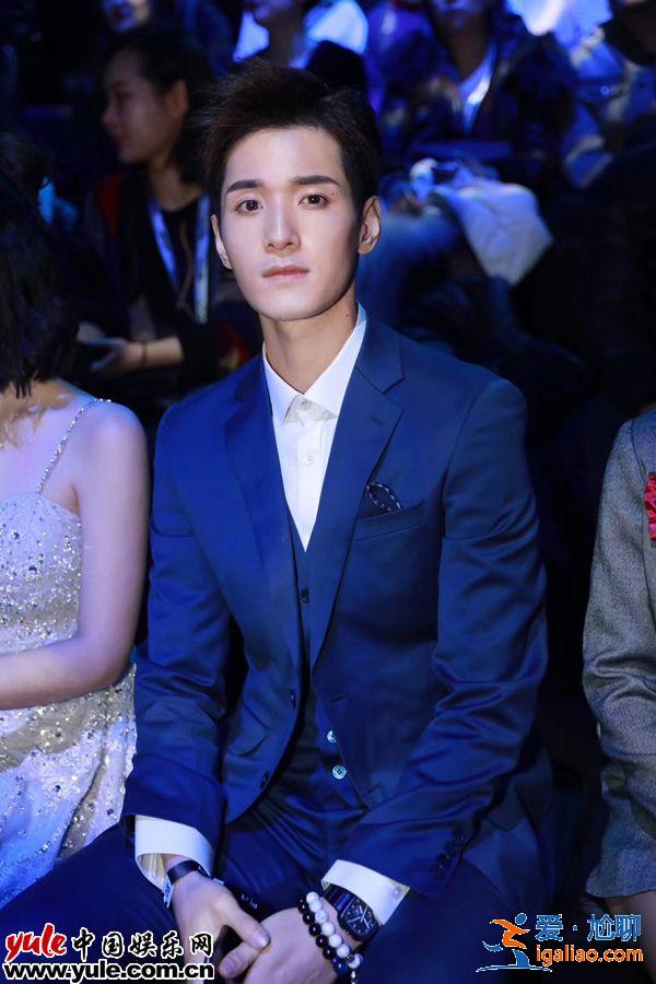 长腿吸睛！何奉天出席黄晓明时装秀绅士又迷人