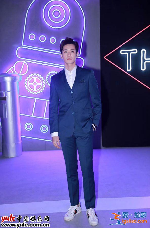 长腿吸睛！何奉天出席黄晓明时装秀绅士又迷人
