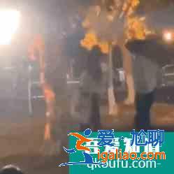 《以家人之名》路透：宋威龙谭松韵解锁新型亲吻方式，甜而不腻？