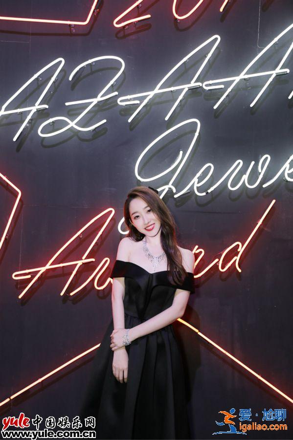 蒋梦婕小黑裙显优雅 雪白肌肤超抢镜