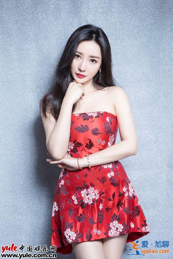 组图：柳岩着红色抹胸裙拍圣诞平安夜写真 蜂腰美胸笑容迷人性感炸裂