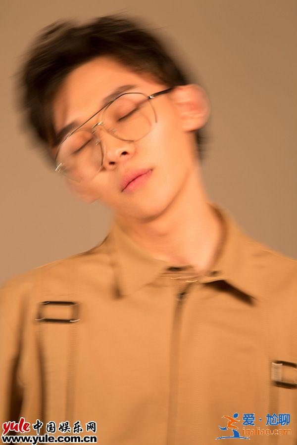 刘怡潼写真变工装少年 时尚活力展率性自我
