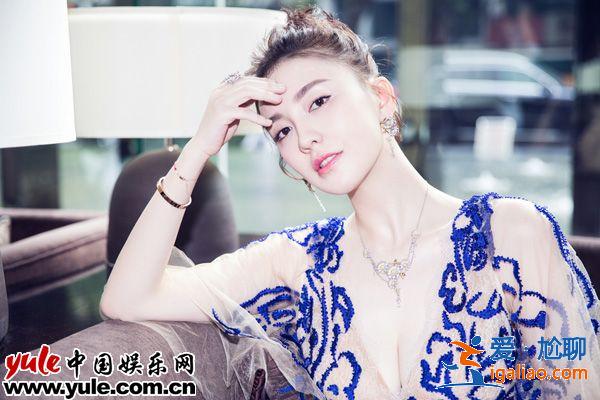 吕佳容时尚盛典化身“蓝精灵” 获最具潜力女演员奖