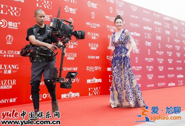 吕佳容时尚盛典化身“蓝精灵” 获最具潜力女演员奖