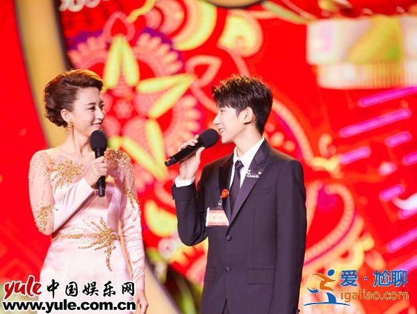 王源受邀出席文联春晚登台主持  谦逊有礼获老艺术家称赞