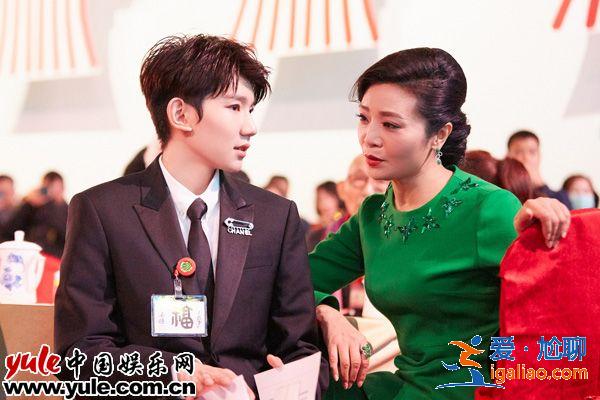 王源受邀出席文联春晚登台主持  谦逊有礼获老艺术家称赞
