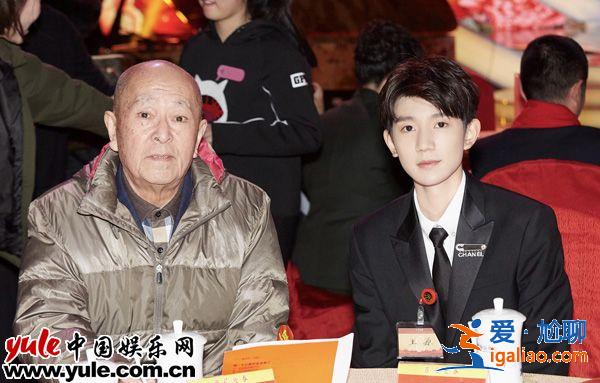 王源受邀出席文联春晚登台主持  谦逊有礼获老艺术家称赞