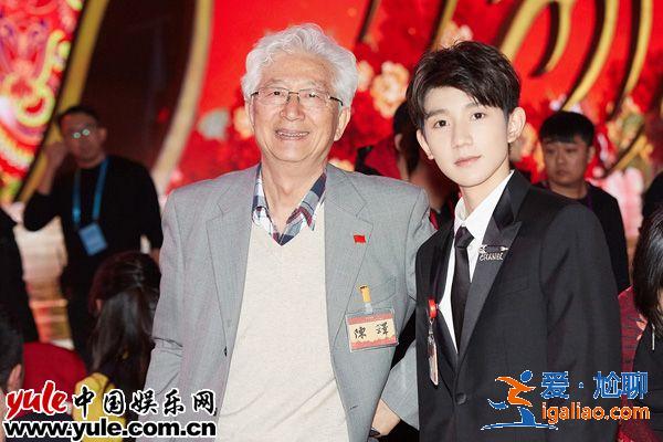 王源受邀出席文联春晚登台主持  谦逊有礼获老艺术家称赞
