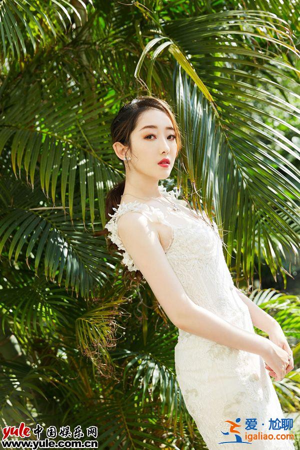 蒋梦婕亮相华鼎奖红毯 白色低胸长裙抢镜