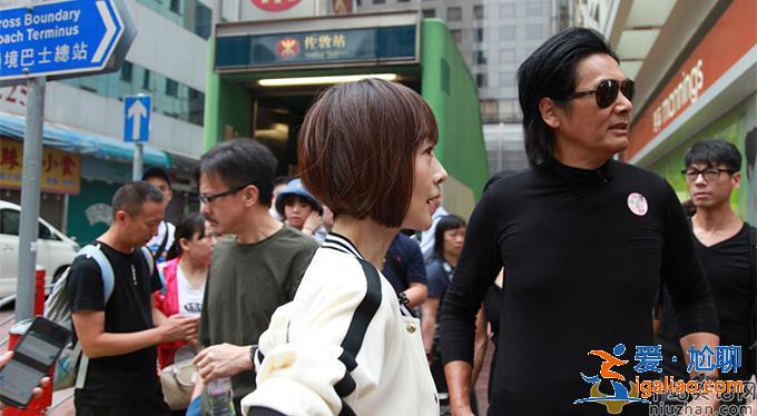 周润发市场撒狗粮 与发嫂过简朴生活却裸捐56亿