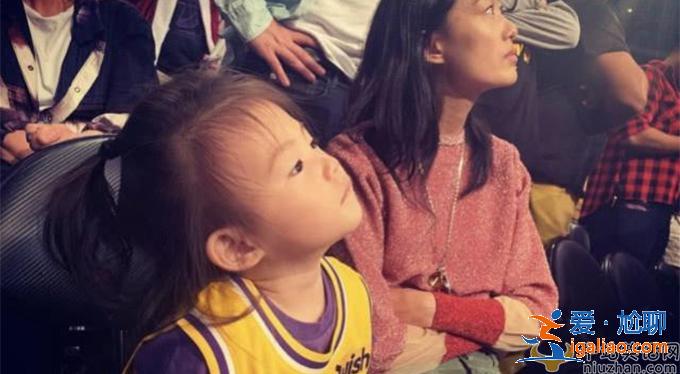 陈冠希晒女儿看球赛 现场假哭被无视后秒收