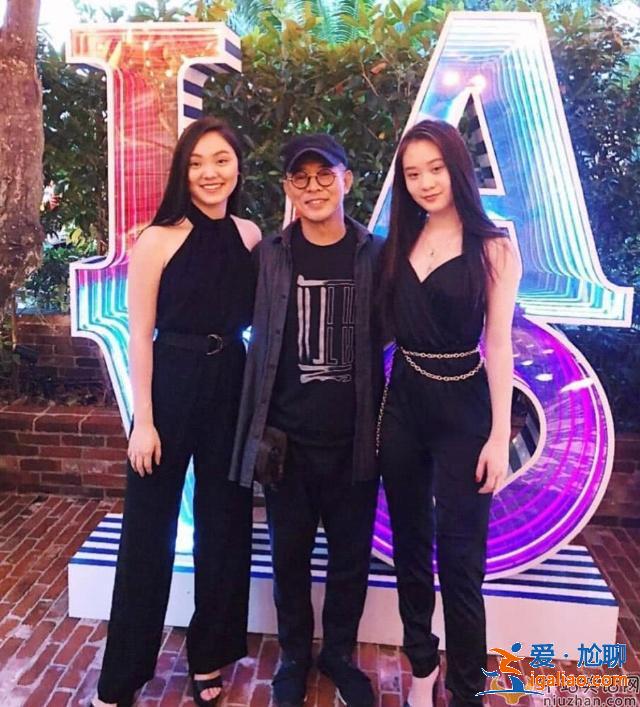 李连杰首晒两女儿合照 两女儿亭亭玉立 网友:美得像双胞胎
