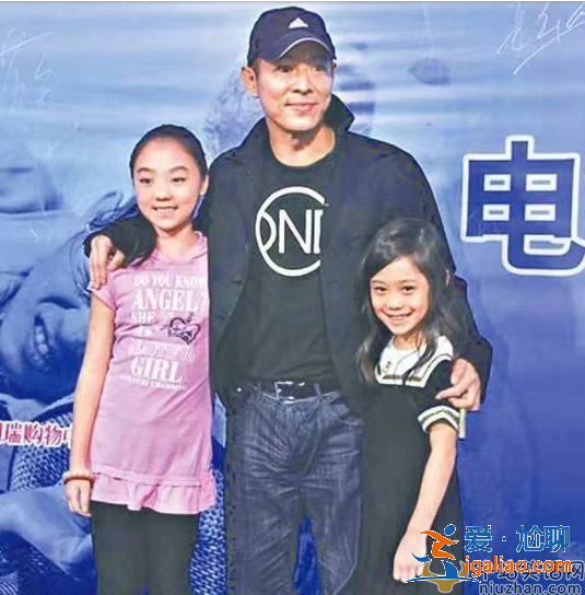 李连杰首晒两女儿合照 两女儿亭亭玉立 网友:美得像双胞胎