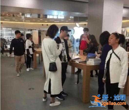 陈雅婷已成前任？王思聪陪新女友逛街买手机，却被对方身高给虐了