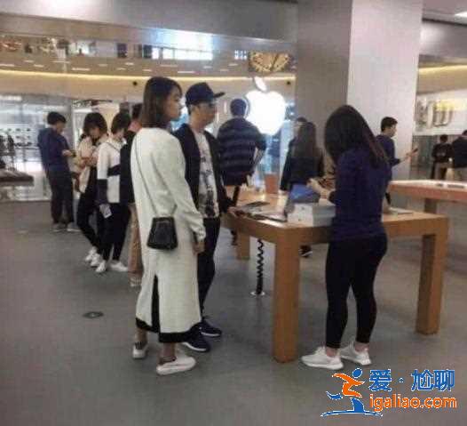 陈雅婷已成前任？王思聪陪新女友逛街买手机，却被对方身高给虐了