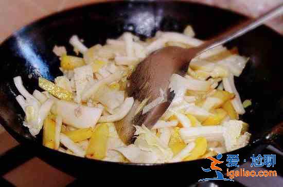 白菜和土豆怎么炒好吃？