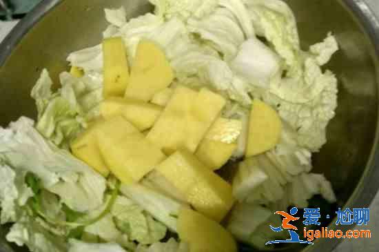 白菜和土豆怎么炒好吃？