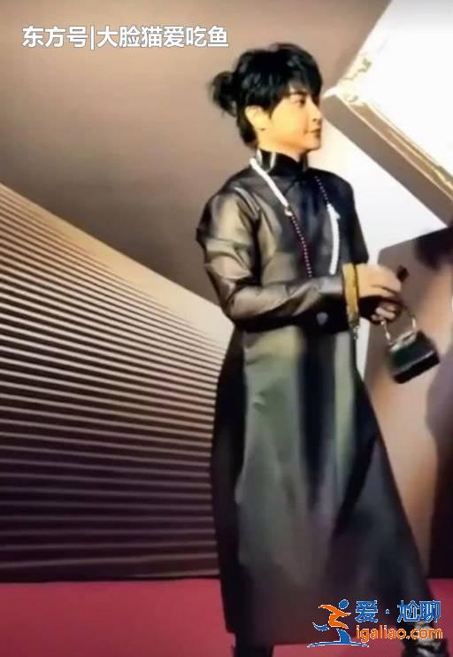陈志朋再次“中毒”,当皮裙撩起那一刻,粉丝:小毒虎 陈志朋再次“中毒”,当皮裙撩起那一刻,粉丝:小毒虎