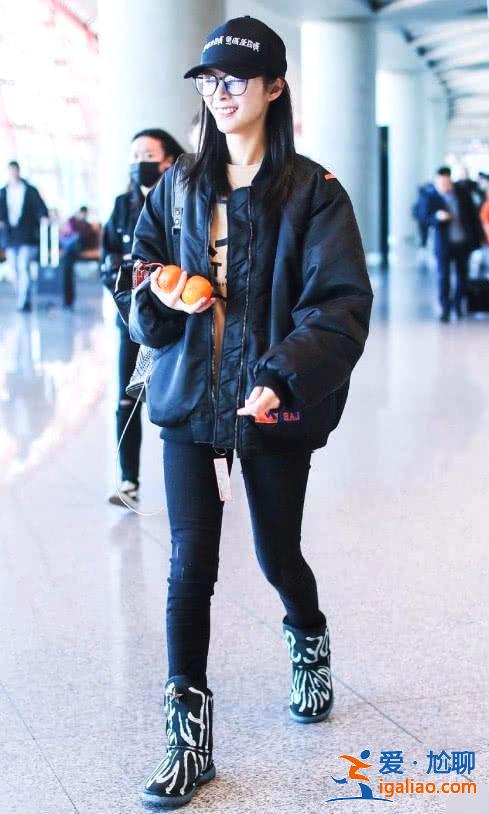 杨颖之前的鱼鳞裙,与傅菁的这条裙子相比,是“小巫见大巫”呀! 杨颖之前的鱼鳞裙,与傅菁的这条裙子相比,是“小巫见大巫”呀!