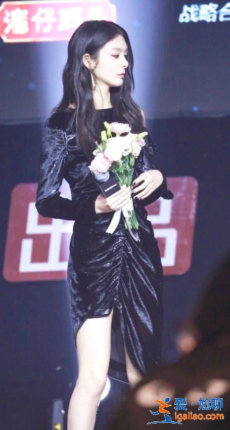 杨颖之前的鱼鳞裙,与傅菁的这条裙子相比,是“小巫见大巫”呀! 杨颖之前的鱼鳞裙,与傅菁的这条裙子相比,是“小巫见大巫”呀!
