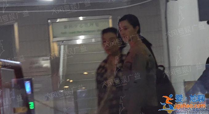 范冰冰疑拜访恒大 打扮靓丽深夜与母亲现身写字楼