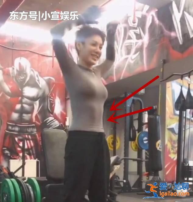 47岁宁静素颜秀马甲线，抬起手的那一刻，网友评论炸了