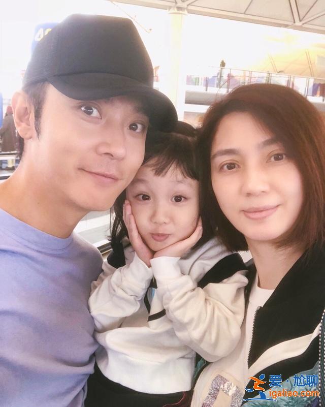 洪欣女儿身穿粉红长裙,如同公主般高贵,完美继承父母的优秀基因