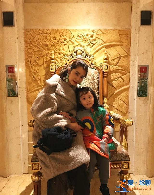 洪欣女儿身穿粉红长裙,如同公主般高贵,完美继承父母的优秀基因 洪欣女儿身穿粉红长裙,如同公主般高贵,完美继承父母的优秀基因