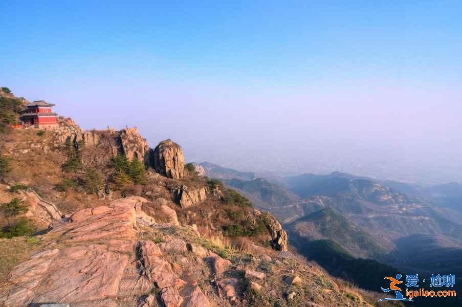 泰山站和泰安站是一个站吗，哪个离泰山近？