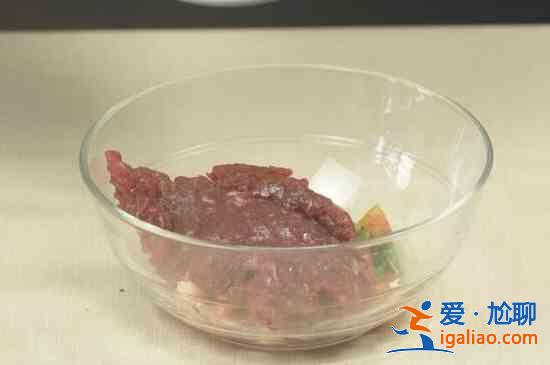 牛肉馅饺子怎么调馅？